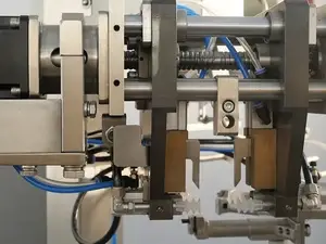 Открытие пакета с застежкой-молнией