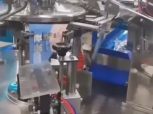 упаковка пасты из креветок в треугольные пакеты