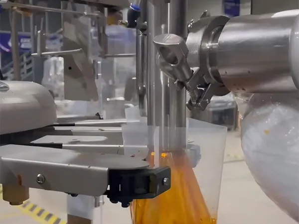 Индонезия: Полностью автоматическая машина для фасовки масла в пакеты 1л для бренда Minyakita