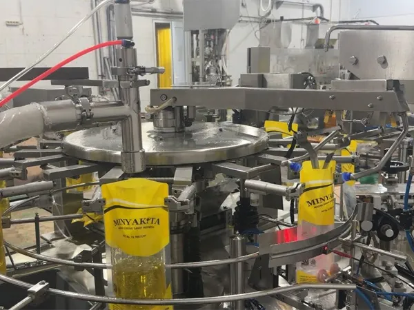 Индонезия: Полностью автоматическая машина для фасовки масла в пакеты 1л для бренда Minyakita